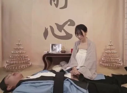 Nữ tu hỗ trợ vị đạo sĩ bị thương