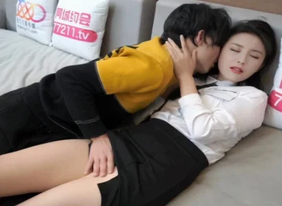 Cô thư ký xinh đẹp bí mật phang với sếp vì tiền