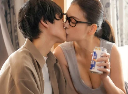 Chàng trai bị người yêu phản bội được chị hàng xóm an ủi nồng nhiệt
