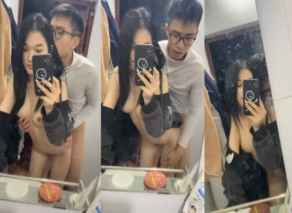 Hai bạn trẻ đang quan hệ với nhau trước gương