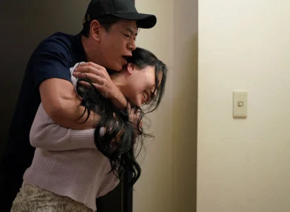 Nữ ca sĩ xinh đẹp bị fan hãm hiếp vì dung mạo đắm say lòng người